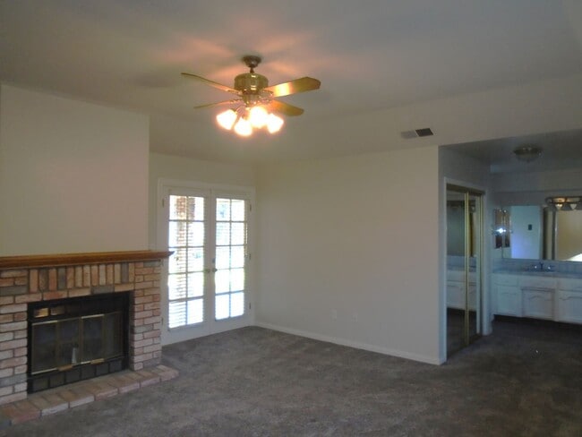 Building Photo - NW - CUSTOM HOME WITH POOL!!