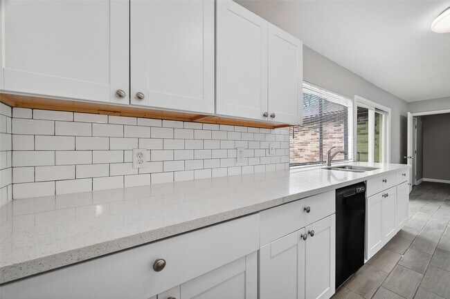 Building Photo - 14034 Lourdes Dr