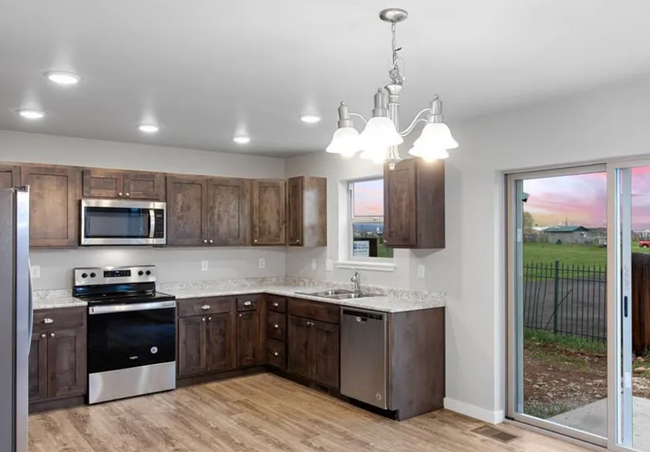 Building Photo - Charming 3-Bedroom Townhouse in the Heart ...