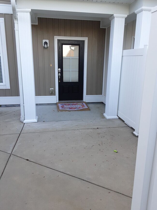 Building Photo - Beautiful townhome in International Club