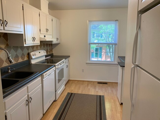 Building Photo - End Townhome In Oak Manor Community