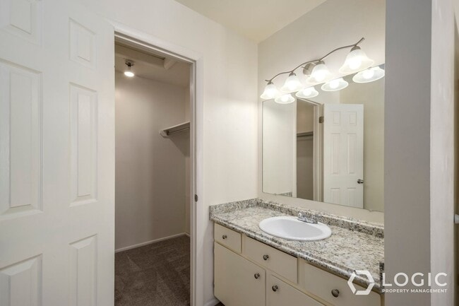 Building Photo - End Unit Townhome!