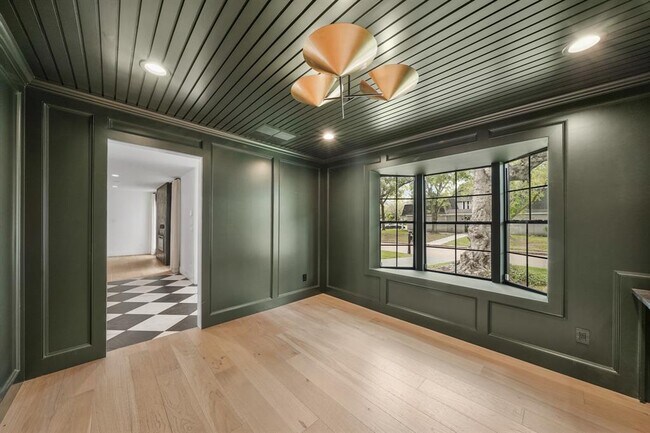 Building Photo - 819 Silvergate Dr