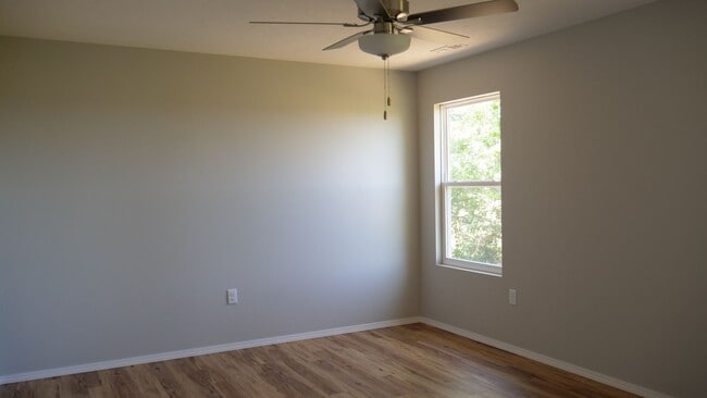 Building Photo - 3 bedroom duplex Aurora, MO