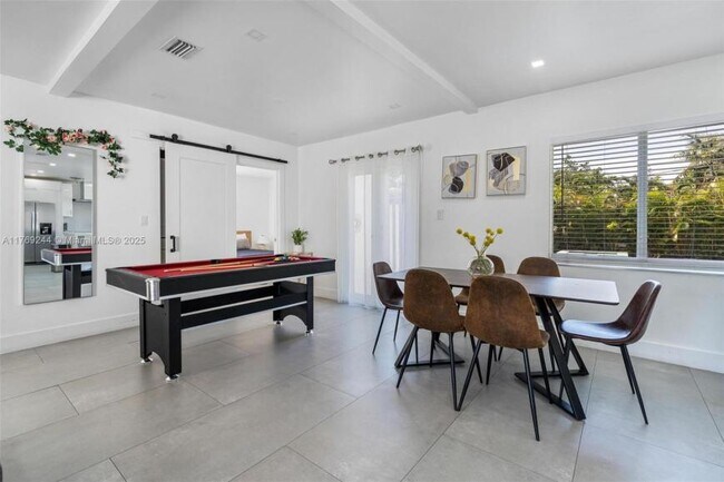 Building Photo - 3 bedroom in Miami FL 33150