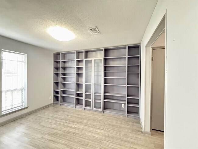 Building Photo - 10721 Sandpiper Dr