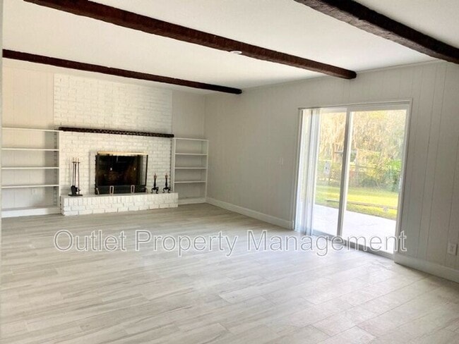 Building Photo - 585 Queens Mirror Cir