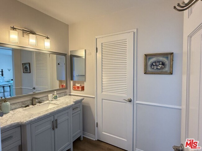 Building Photo - 30556 Rainbow View Dr