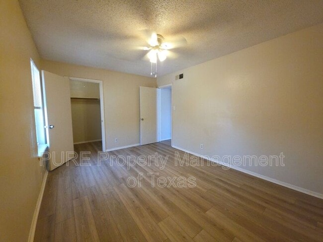 Building Photo - 5808 Wellington Dr