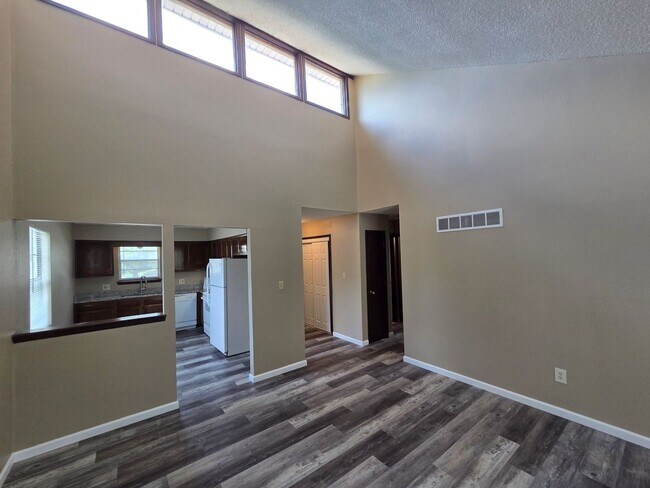 Building Photo - Gorgeous 2 Bedroom, 1.5 Bath in Independence!