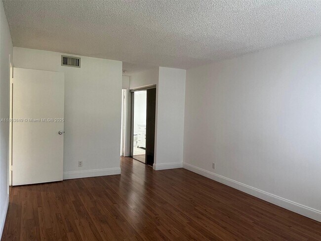 Building Photo - 200 Lakeview Dr