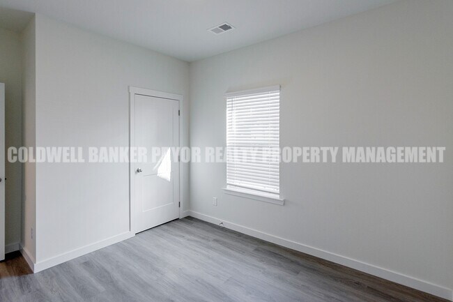 Building Photo - 7492 Bendire Lp