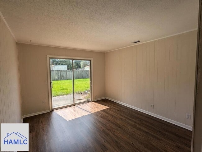 Building Photo - 979 Live Oak Dr