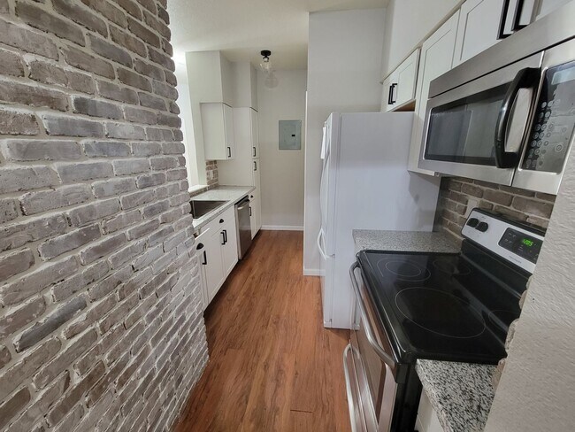 Building Photo - Fabulous Remodeled 2 bedroom , 2 bath Remodeled Condo in Country Club Greens