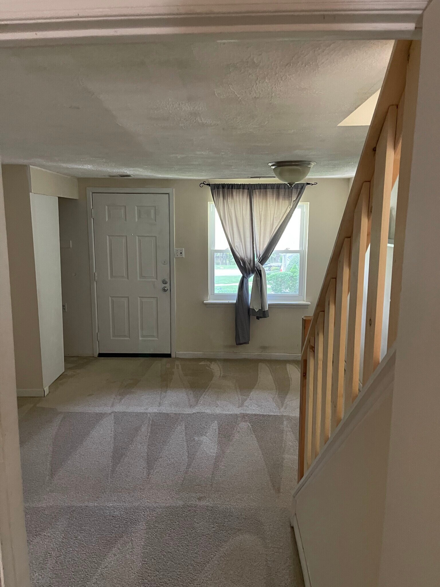 Building Photo - 2022 Valley Dr