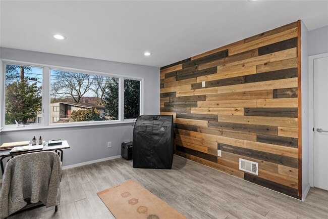 Building Photo - 22 Balmoral Cres
