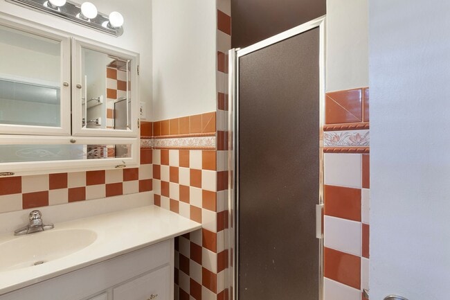 Building Photo - OPEN HOUSE:Spacious 3 beds & 3 Full Baths ...