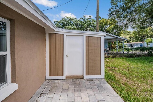 Building Photo - 636 Stremma Rd