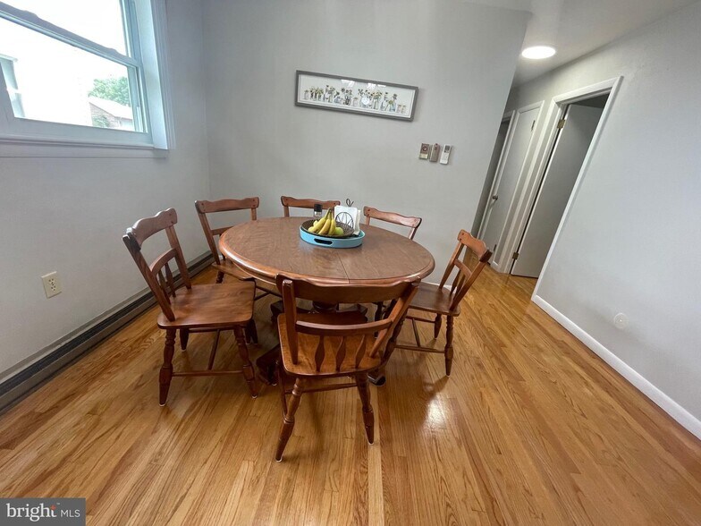 Dinning - 484 Pennsylvania Ave