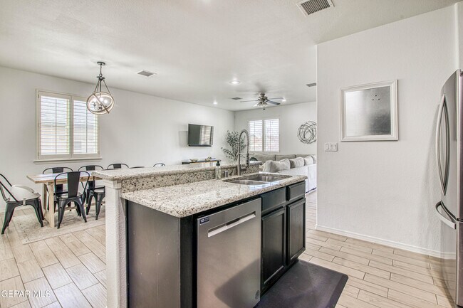 Building Photo - 7517 Red Cedar Dr