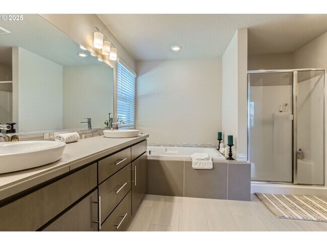 Building Photo - Modern Comfort in Happy Valley – 3BD/2.5BA...