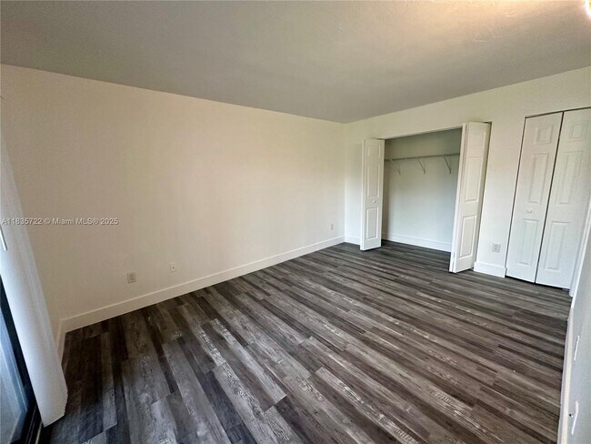 Building Photo - 960 N Franklin Ave