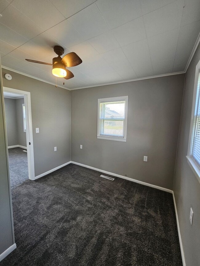 Building Photo - 2 Bed 1 Bath Home with fenced in yard loca...