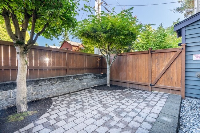 Building Photo - 2bd/2.5ba Seattle Townhome
