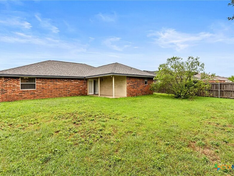 Building Photo - 2011 Agate Dr