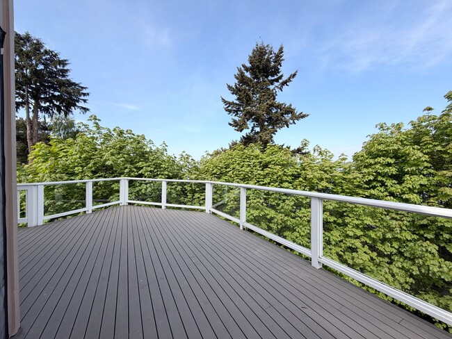 Building Photo - 3695 Sqft. Redondo home near Puget Sound!