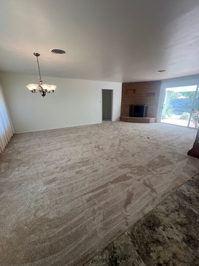Building Photo - 1950's Ranch Style 2+2 with den/office Hom...