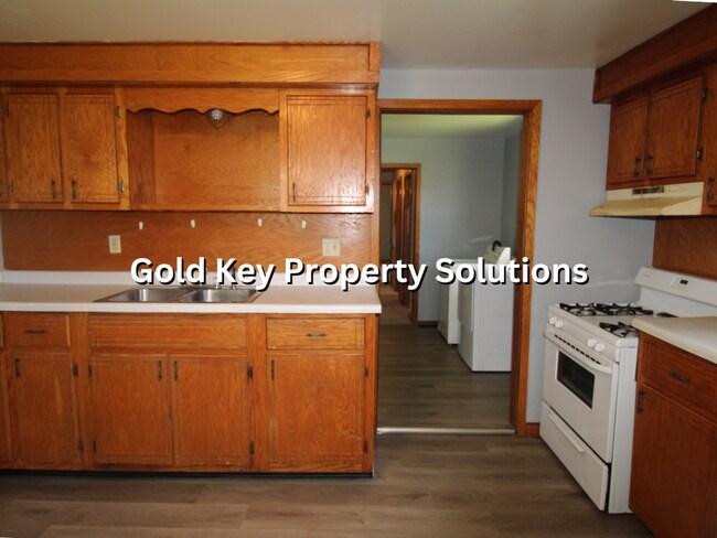 Building Photo - 3 BR 1.5 BA House with Garage and Central ...
