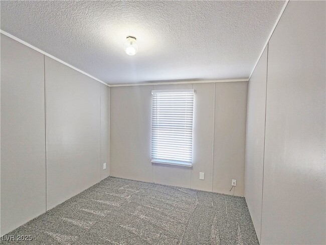 Building Photo - 320 W Comstock Cir N