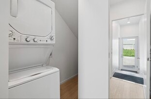 Building Photo - 2423 Binnen Ln