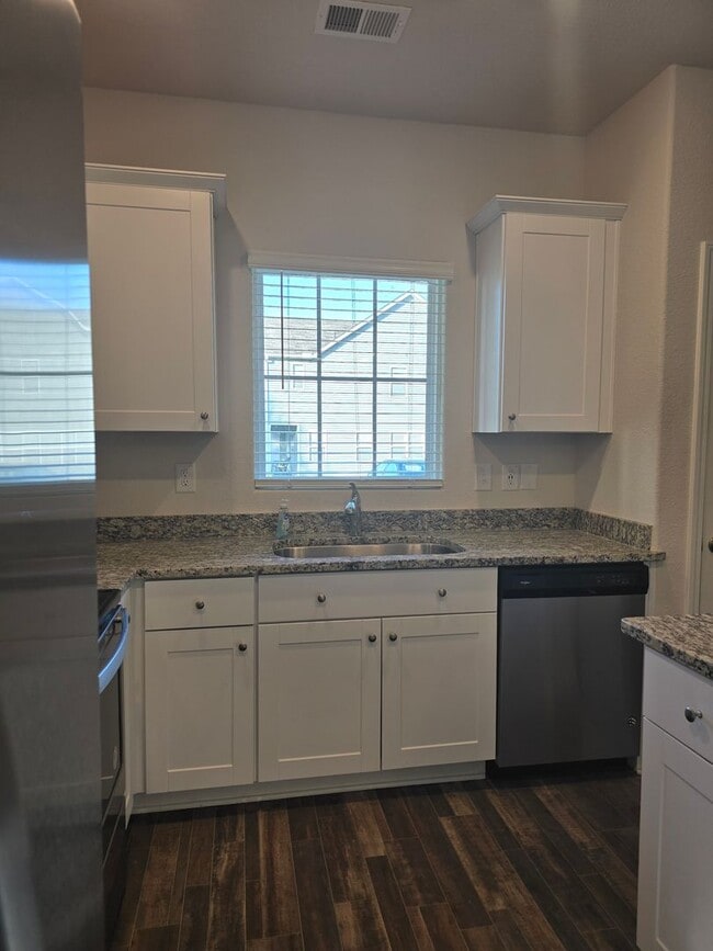 Building Photo - NEW LISTING!!!!!