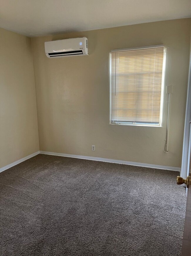 Building Photo - Northeast Hights Home