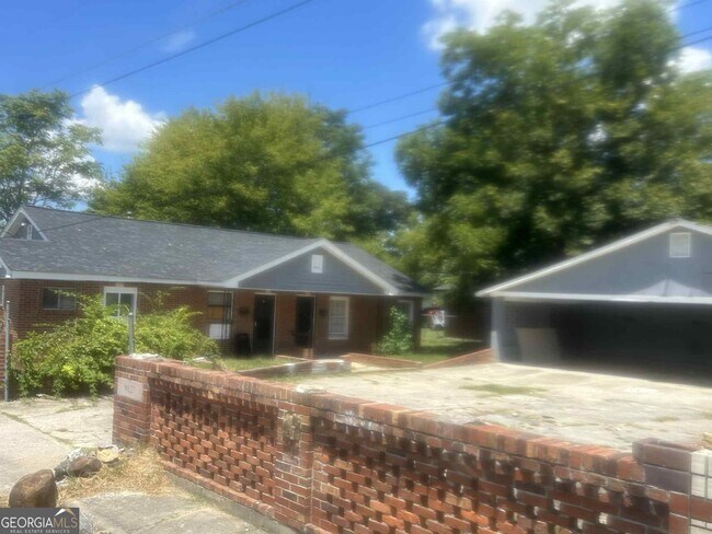 Primary Photo - 225 Straight St