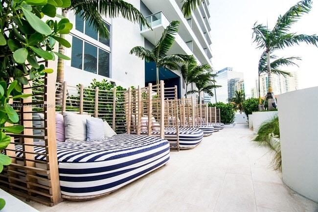 Building Photo - 1300 Brickell Bay Dr