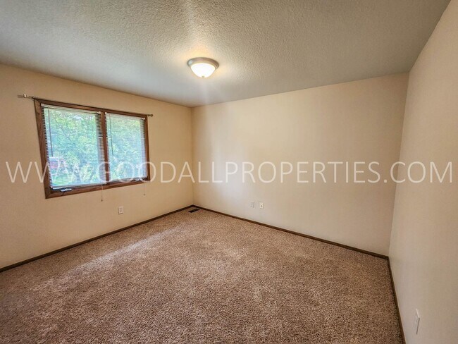 Building Photo - Executive 4 Bedroom Home in West Des Moines with a fenced in yard !!!