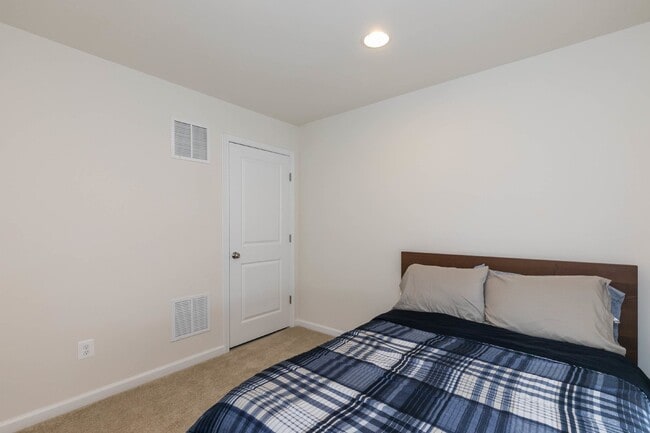 Building Photo - Luxurious 4-Bedroom Townhouse with 2 Car Garage in Manassas!