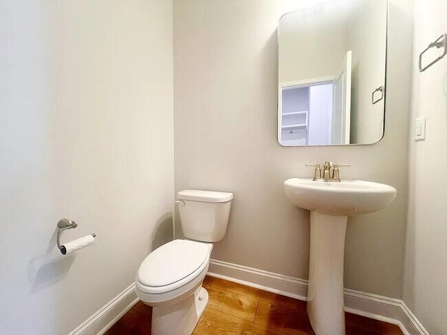 Building Photo - 1105 Cortland Vly