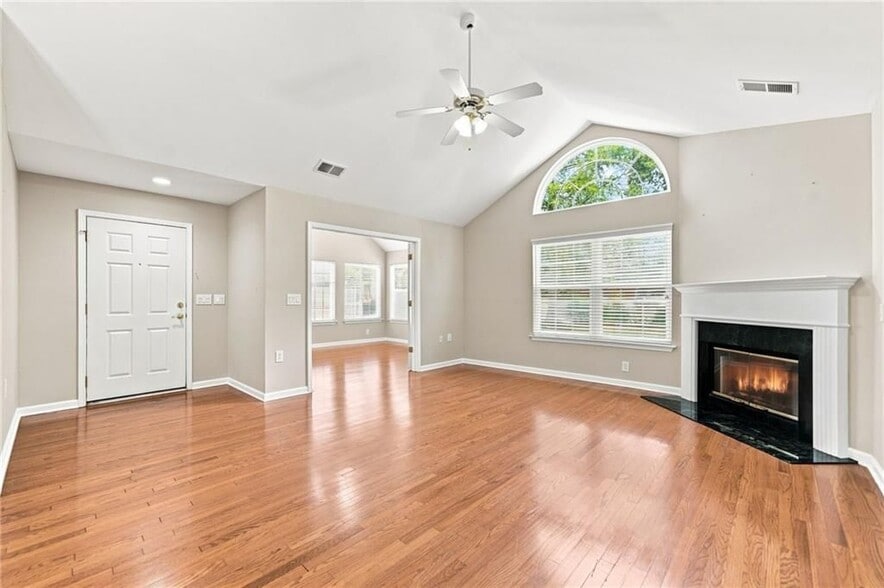 Building Photo - 3204 Village Ln