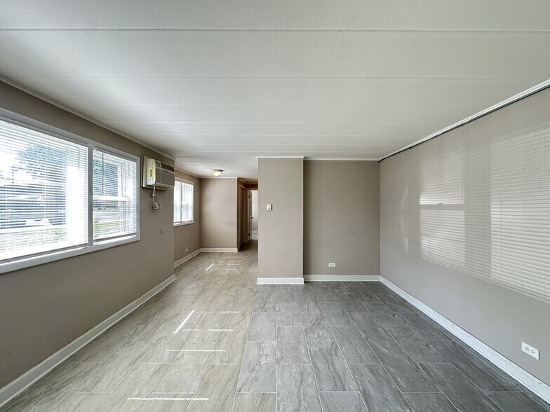 Building Photo - 9630 Ivanhoe Ave