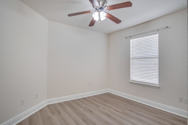 Building Photo - 3-Bedroom Home with Open Floor Plan, and Oversized Primary Suite