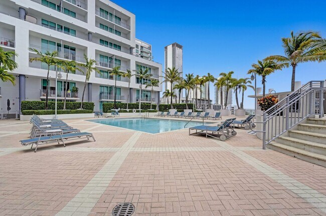 Building Photo - 1 bedroom and 1 bath condo located east side of Biscayne Blvd Miami Florida