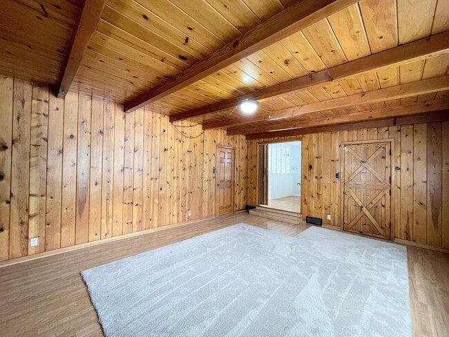 Building Photo - Spacious 2 bedroom home