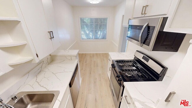 Building Photo - 127 N Doheny Dr