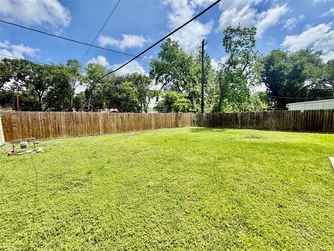 Building Photo - 5838 Ludington Dr