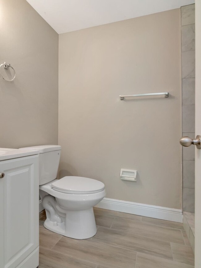 Building Photo - Stunning Newly Renovated 3-Bedroom, 2-Bath Duplex in Prime Bradenton Location!