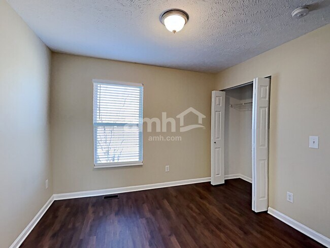 Building Photo - 4568 Hawthorn Dr